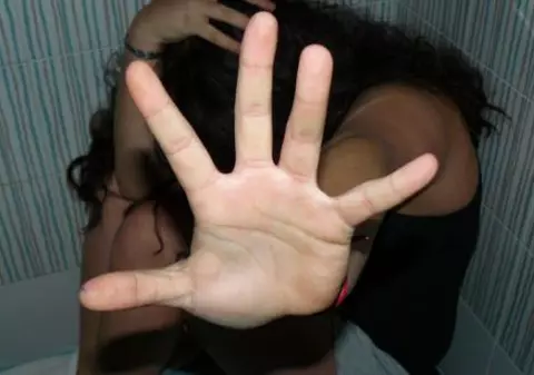 INCREDIBIL! S-a drogat şi a vrut să îşi violeze mama