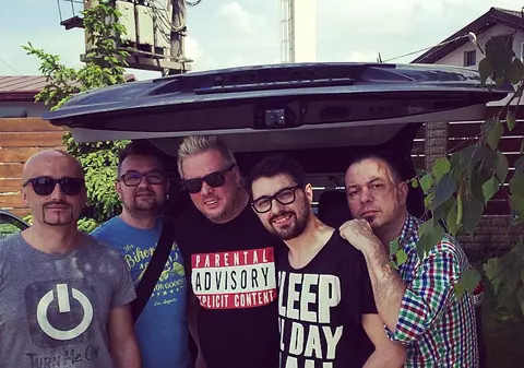 Băieții de la Voltaj, la un pas de tregadie! O schelă s-a prăbușit pe scenă!