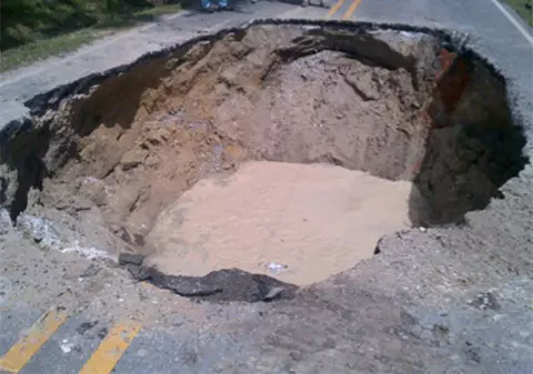 FENOMEN INEXPLICABIL: Un drum din California este plin de cratere | VIDEO