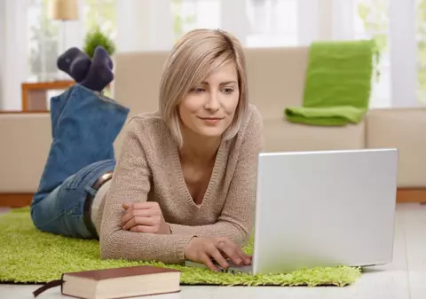 În România există mai multe case cu calculator decât cu mașină de spălat 