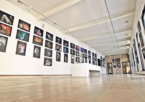 Te uiţi şi plângi! Instantaneele fotografilor ce-au ars la Colectiv au fost adunate într-o expoziţie comemorativă