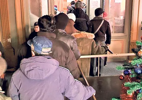 Va plăti 2 ani pentru masa de Crăciun! Pensionarii săraci se împrumută pentru un cozonac şi câţiva cârnaţi