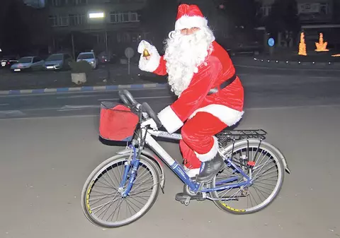 Moşule, ce inventiv eşti! Temperaturile primăvăratice pun la încercare tradiţiile de iarnă