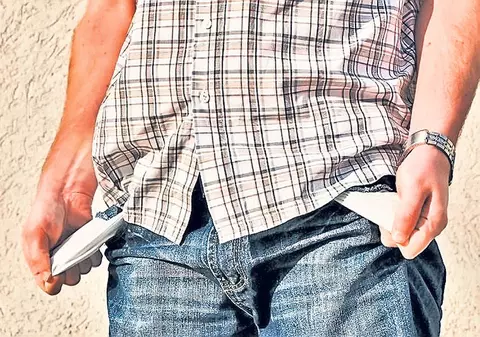 Statul dă cu o mână şi ia cu alta! Ai, n-ai venituri, plăteşti asigurarea de sănătate