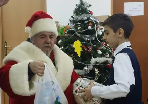 Gest emoționant făcut de doi artiști! Moș Vali CRĂCIUNescu și Dan Blueman au ajuns cu cadouri la copiii nevăzători