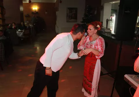 Primul banchet! Echipa lui Ionel Ganea, Dunărea Călărași, liderul seriei de Sud din Liga 2, a tăiat porcul. Chef cu țuică și șorici!