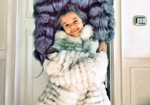 Şi-a… îmblănit fiica! Antonia, Moş Crăciun scump şi pufos pentru Maya