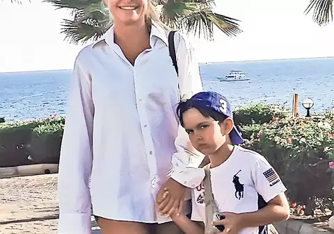 Petrecere în doi la business class! Vica va sărbători trecerea în noul an cu fiul ei, în avion, către Thailanda | EXCLUSIV