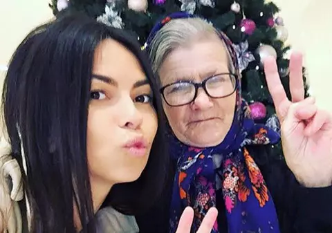 Fotografie de 100.000 de like-uri. Inna, cu bunica ei lângă bradul de Crăciun 