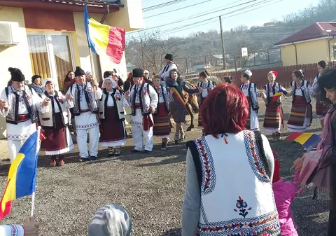 Uite cum au sărbătorit românii dintr-un sat gălăţean ZIUA NAŢIONALĂ