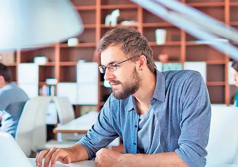 Vrei să fii mai bine plătit? O şcoală privată te ajută să ai un job mai bun în IT