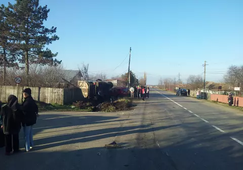 S-au trezit cu un camion în curte!