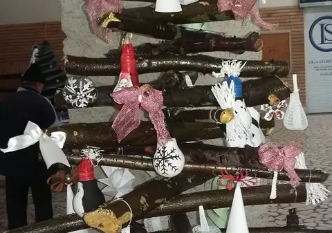 Rochie din brad și pomi din pahare, toate de vânzare!