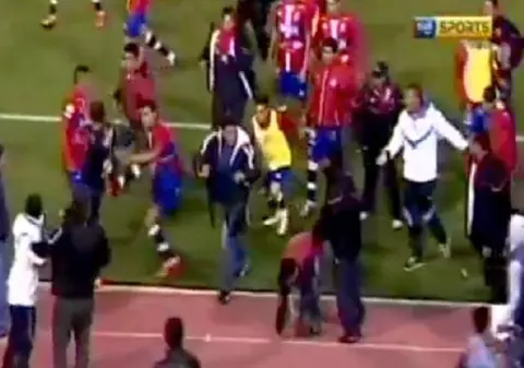 Bătaie ca-n ”șapte păcate” la un meci din campionatul Boliviei / VIDEO