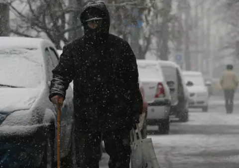 Ajută-ți organismul să se adapteze! Meteorologii anunță că un val de frig cuprinde România. Schimbarea bruscă a vremii ne afectează pe toți