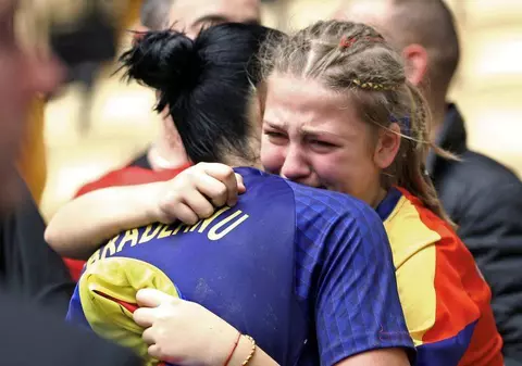 România a produs cea mai emoționantă imagine de la Campionatul Mondial de handbal feminin. O fană plânge pe umărul Aureliei Brădeanu