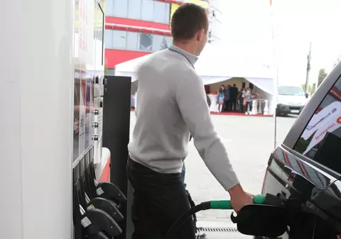 Începem noul an cu TVA de 20%! 2016 aduce prețuri mai mici la pompă în toată ţara