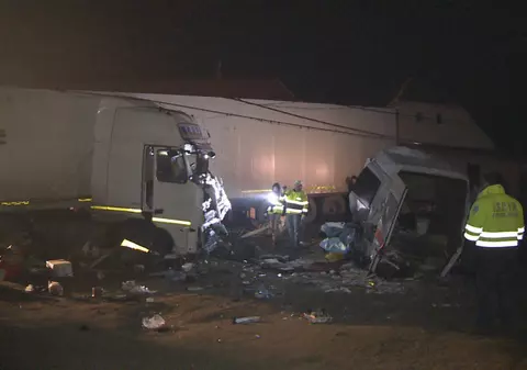 Accident tragic pe DN1! Trei persoane au murit! Microbuzul în care erau s-a transformat în sicriu GALERIE FOTO&VIDEO