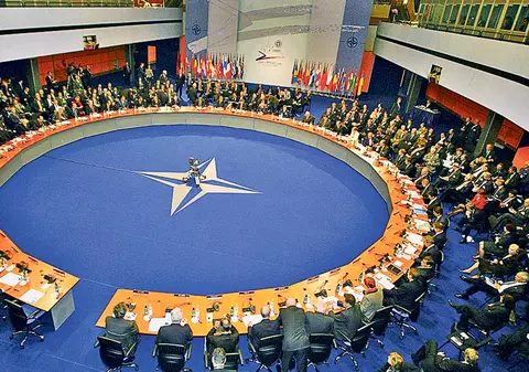 Rusia face noi avertizări: Posibila aderare a Ucrainei la NATO ”ar face să explodeze situația și va plasa Europa în pragul unei crize a cărei dimensiune și amploare sunt imposibil de imaginat astăzi”