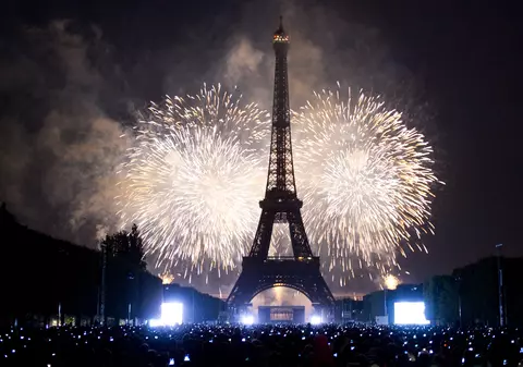 Plecaţi de Revelion la Paris? E bine să ştiţi asta