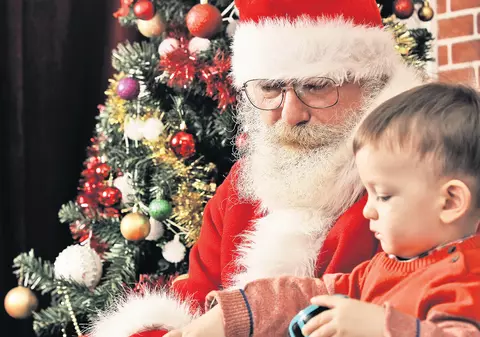 Moș Crăciun nu e o poveste! Simpaticul bătrânel cu straie roșii e supărat că micuții au uitat de poezii după ce au descoperit tableta