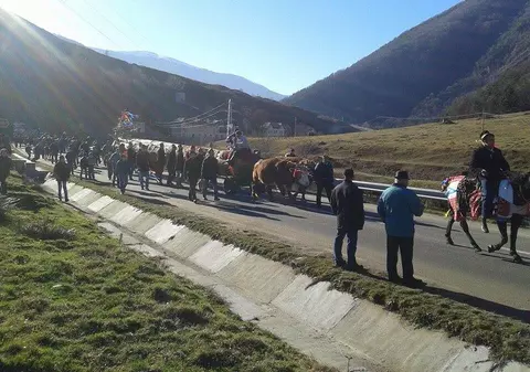 Cetele de juni încep colindatul în noiembrie și mai termină după Crăciun