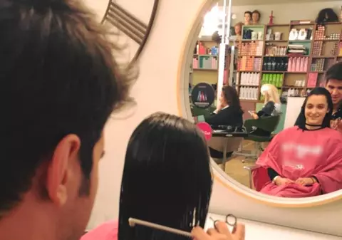 Alexia Esca s-a tuns exact ca mama ei. Motivul pentru care a făcut asta este înduioşător | FOTO