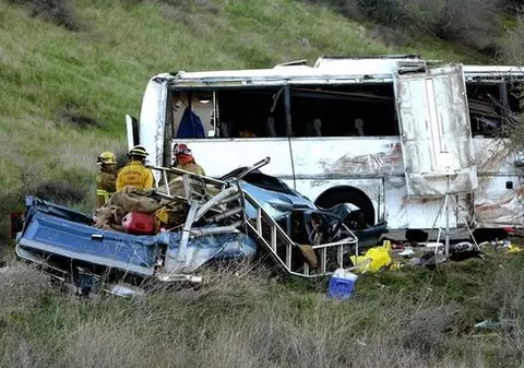 Un autocar cu pasageri, implicat într-un accident, în Afganistan: 43 de MORŢI şi trei răniţi