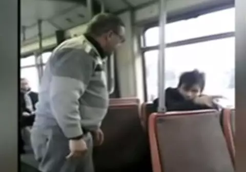 Ca în junglă! Un vatman a bătut un călător într-un tramvai din Iași! Totul a fost filmat! | VIDEO