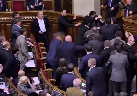 BĂTAIE în Parlamentul Ucrainei. Premierul, luat pe sus | VIDEO