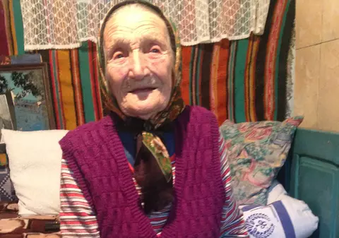 La 102 ani, așteaptă cu nerăbdare colindătorii