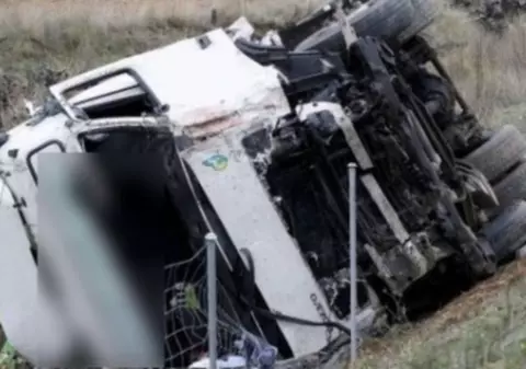O macara a căzut pe DN1. 4 persoane au fost rănite şi trei maşini, avariate