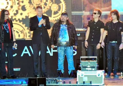 Rock președinte! Klaus Iohannis i-a uns ”Cavaleri” pe cei de la Cargo