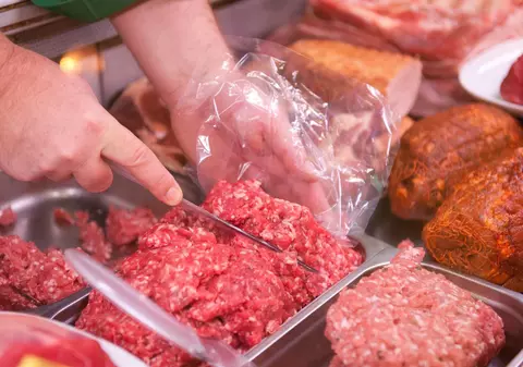 6 tone de carne stricată, confiscată dintr-un abator