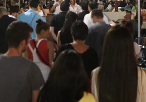 «Ajutor, nenea, mă bate!» De Sărbători, grupările de infractori se folosesc de puști pentru diversiuni stradale | EXCLUSIV