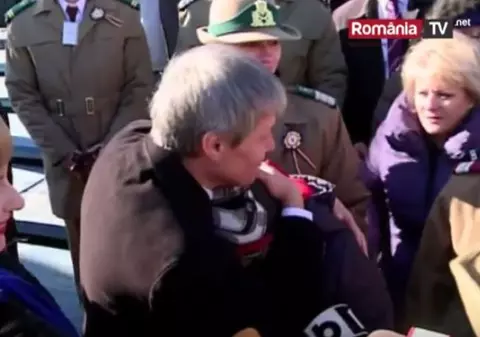 Emoționant! Dacian Cioloș a consolat copiii militarilor ucişi în Afganistan | VIDEO