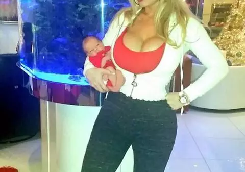 Coco Austin, posesoarea celui mai bombat fund din lume, a pozat topless cu copilul în brațe