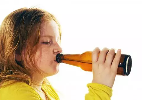 INCREDIBIL! O fetiţă de doar 3 ani s-a intoxicat cu palincă