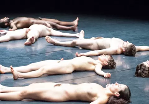 Sport ”extrem”: dansatori goi, de dorul artei, într-un spectacol de teatru