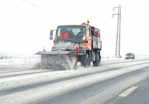Zeci de utilaje de deszăpezire, scoase în stradă, în București