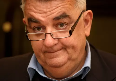 Ce ruşine! A rămas cu pantalonii în vine în faţa preşedintelui! VIDEO