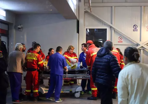 Incident șocant în București! Un polițist a strâns de gât o asistentă medicală și i-a rupt piciorul. Femeia se afla în operație!