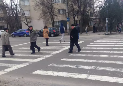 Eu pe unde traversez? La Iași, pietonii au dileme de câte ori trebuie să treacă strada