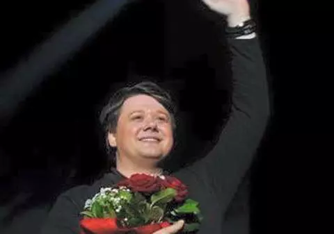 Gata, s-a aflat! Cine e de fapt bărbatul care i-a împodobit bradul lui Fuego!