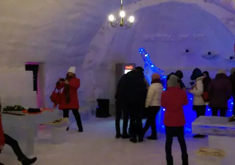 Hotelul de gheață, plin de turiști! De Crăciun, 2.000 de turiști au căutat zăpada la Bâlea Lac | FOTO&VIDEO