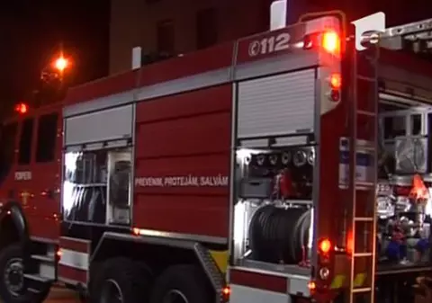 Panică într-un bloc din Timişoara! Zeci de oameni evacuaţi, după un incendiu pus intenţionat 