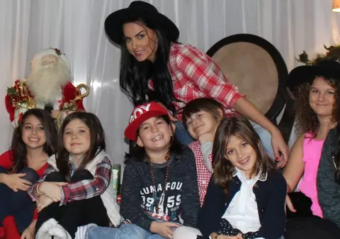 Lavinia, înconjurată de copii. Noua lansare a artistei de Sărbători- Darul lui Moș Crăciun | VIDEO