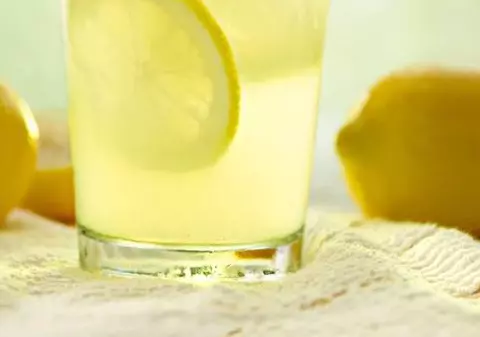 Ce se întâmplă în corpul tu dacă bei apă caldă cu miere și lămâie, ÎN FIECARE DIMINEAȚĂ | VIDEO