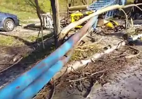 O macara s-a prăbuşit la Constanţa peste mai multe maşini | VIDEO