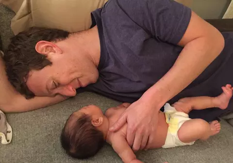 Fotografia care a emoționat milioane de oameni! Mark Zuckerberg, tandru cu fiica sa, Max